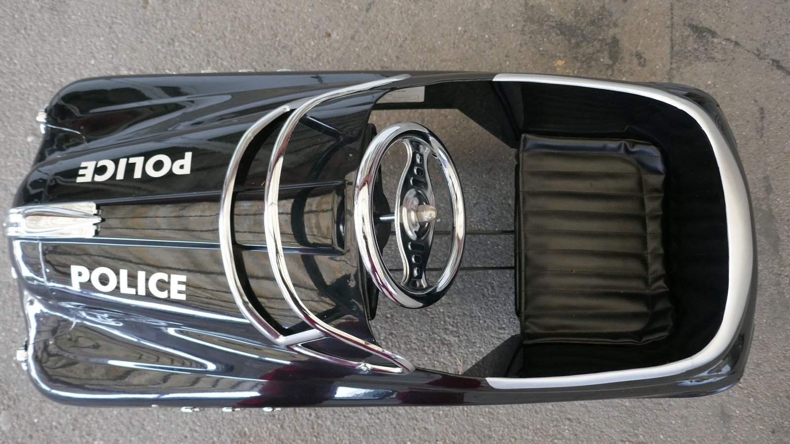 Ein schwarzes Auto mit dem Wort Polizei darauf